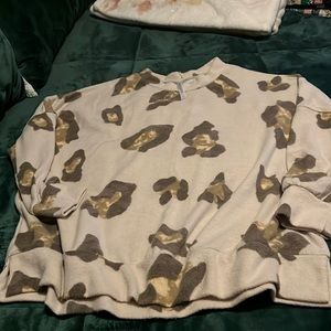 Very soft fabric lightweight sweatshirt, crewneck long sleeved